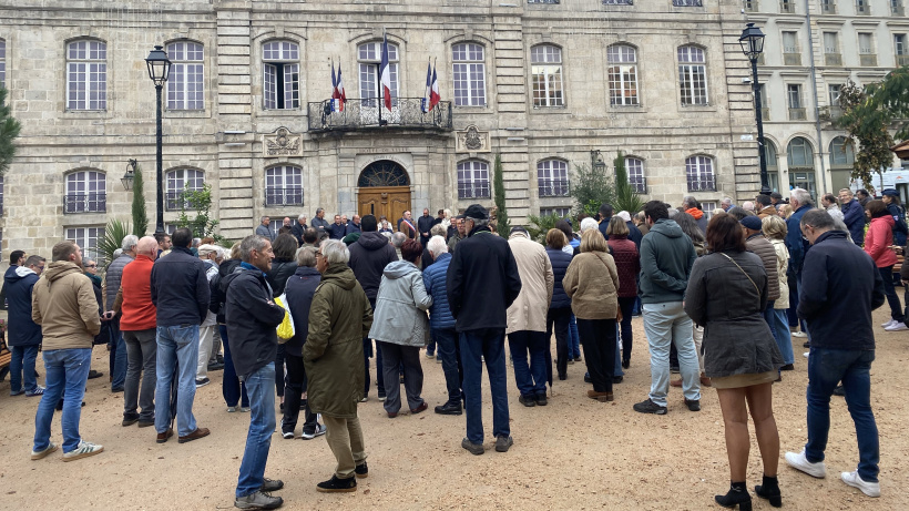 Une centaine de personnes s'est rassemblée devant la mairie du Puy