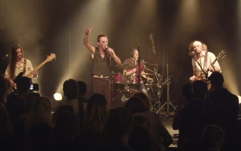 Les fous et talentueux membres du Red Cosmic Orchestra ouvrent la soirée du samedi 24 mai.