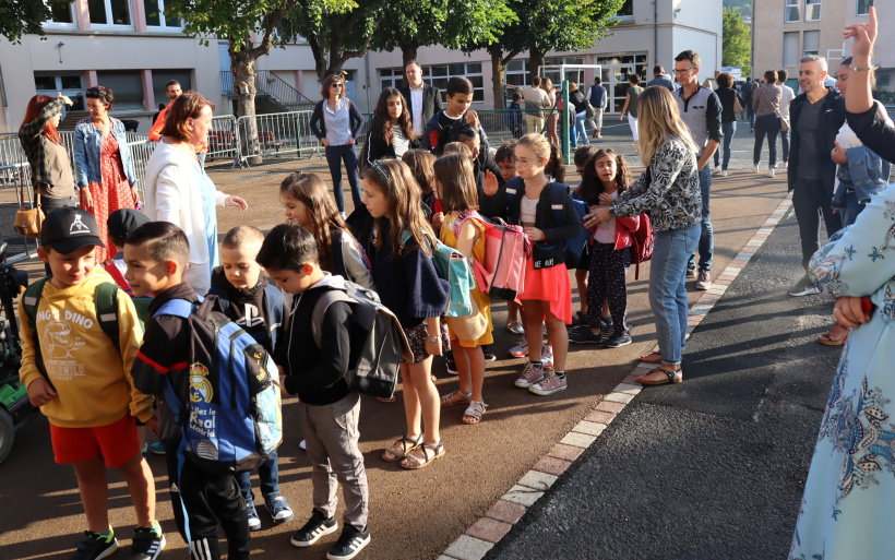 Des élèves en rang avant de monter dans les classes de l'école de la République.