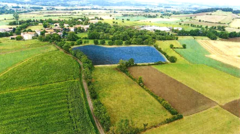 Retenue colinéaire à Mauriac, commune de Chaspuzac. 