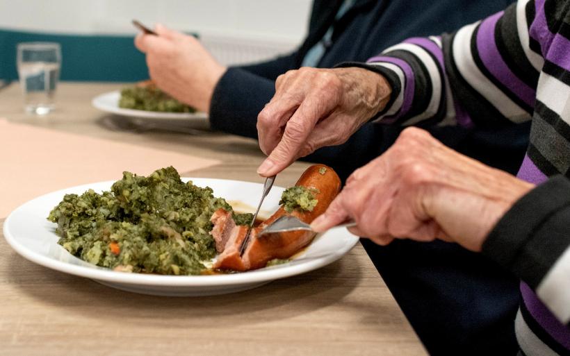 Une personne âgée qui mange