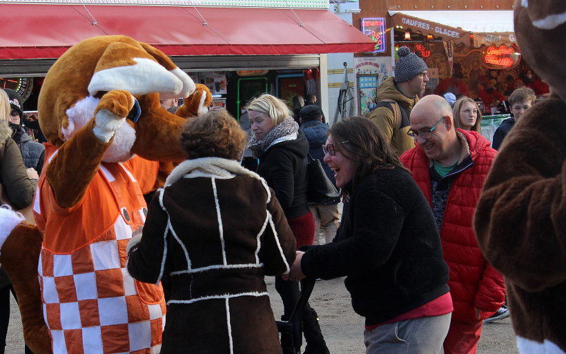 Des rires devant une mascoette à la vogue du Puy-en-Velay.