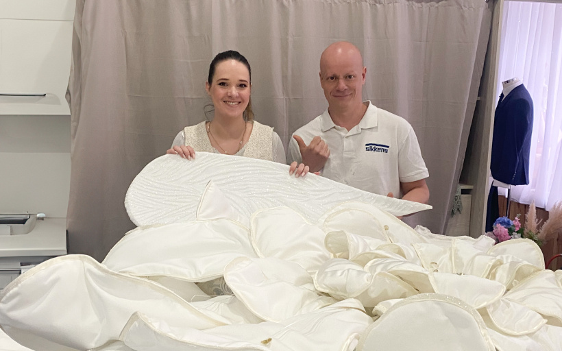 Fannie et Camille prêt pour présenter leur création