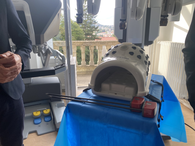 Quatre bras au service du chirurgien