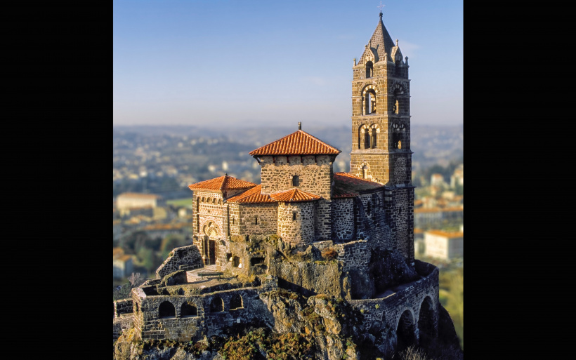 La chapelle construite il y a plus de mille ans à 82 mètres des terres d'Aiguilhe.