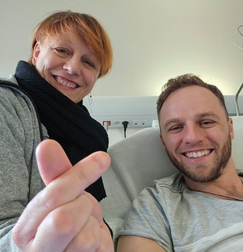 La maman de Romain, présente à ses côtés pour le soutenir lors de sa cytaphérèse.
