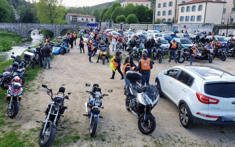 Des motards au grand cœur prêts à mettre les gaz pour écraser l'immonde crabe. 