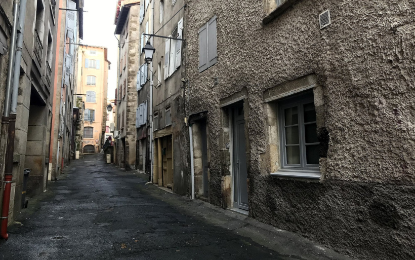 Triste et anxiogène, ambiance de la rue des Mourgues au Puy.