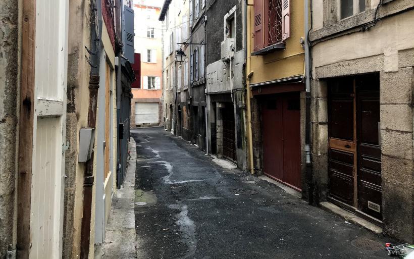 La rue traversière des Mourgues au Puy-en-Velay.