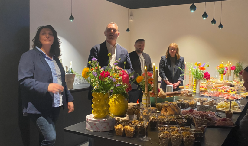 Antoine Wassner et Barbara, la responsable de la boutique 