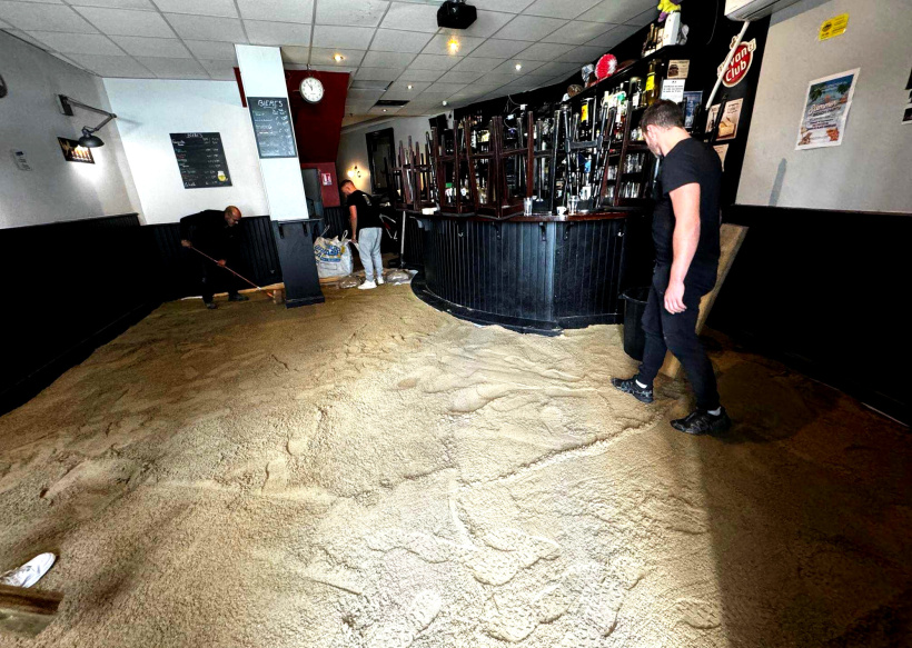 En pleine construction de plage éphémère dans le Shamrock, en 2024. 