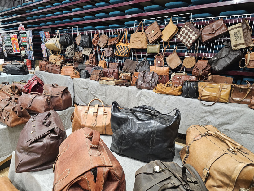 Des sacs en cuir de seconde main restaurés.