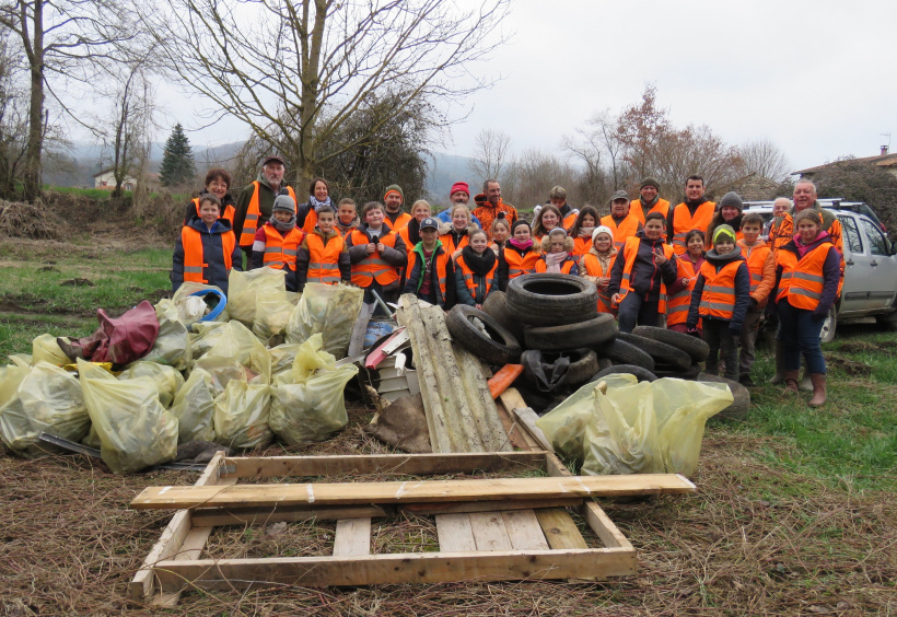 Des sacrés tas de détritus jetés par des pollueurs 