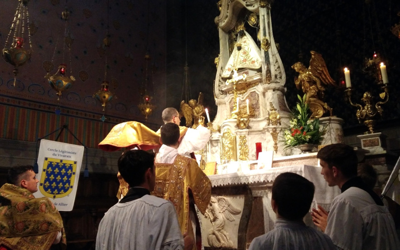 Mai 2019 au Puy, 12 personnes ont fait leur engagement dans la Confrérie Royale.