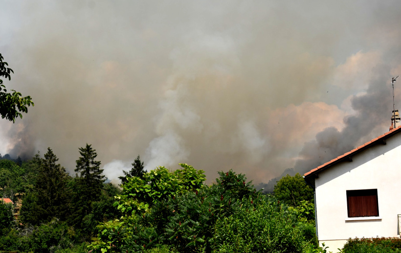 Des maisons sont proches de l'énorme brasier. 