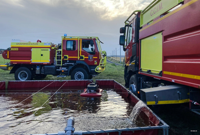 De l’eau pour éteindre les flammes