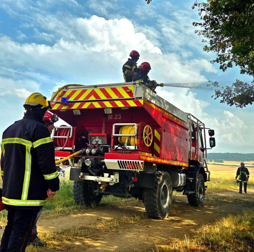 Les sapeurs pompiers évitent que les flammes ne se propagent