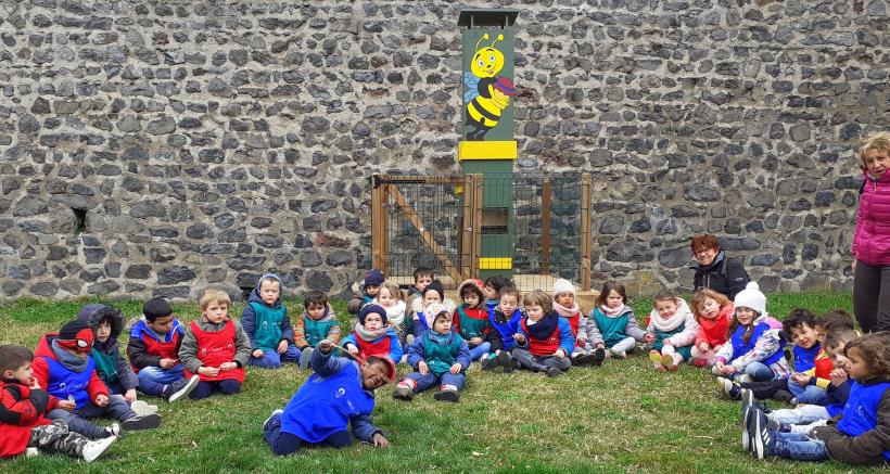 La ruche pédagogique du jardin Viscomte a été peinte par les maternelles.