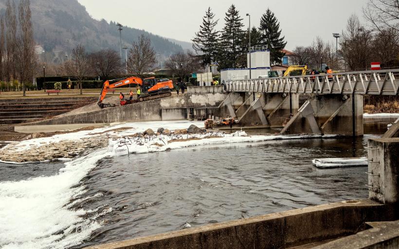 La passerelle est utilisée pendant les travaux pour acheminer le matériel.