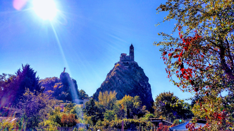Le rocher Saint-Michel d'Aiguilhe et le mont Anis avec Notre Dame de France.