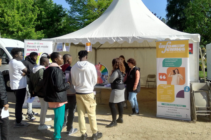 De nombreux jeunes se sont renseignés comme ici, dans le stand de La Mission Locale. 
