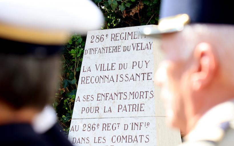 La stèle de mémoire sur le Pont Baccarat au Puy-en-Velay.