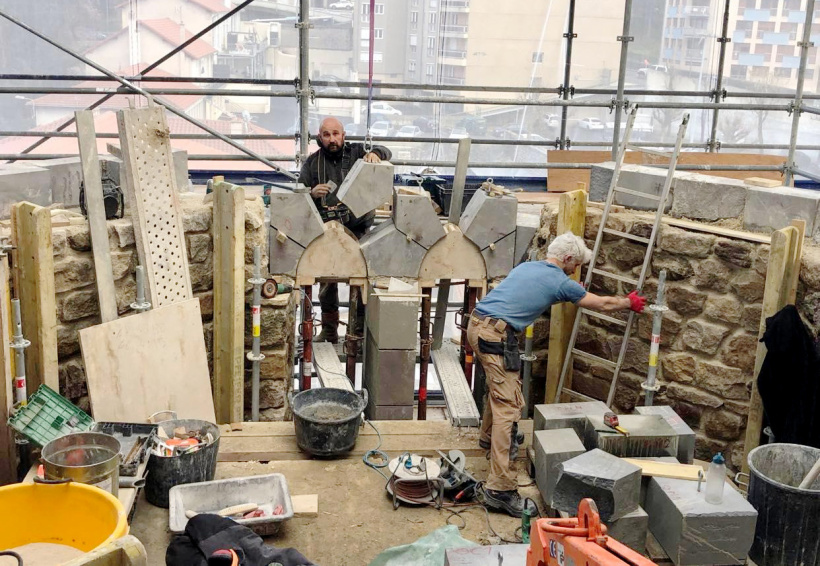Stéphane Bost maçonne son puzzle gigantesque en pierres taillées. 