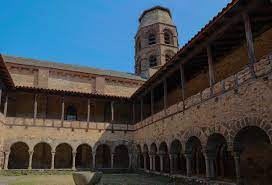 Le cloître de Lavaudieu.
