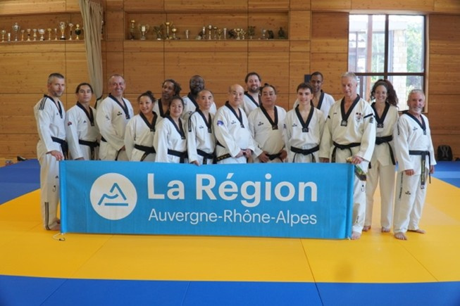 Le grand maître Lee Yong Seon entouré des participants au stage