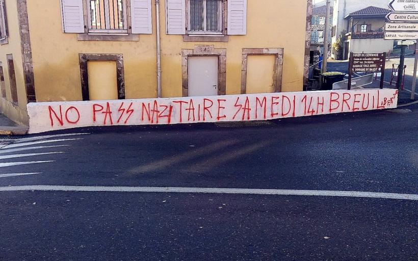 Un tag anti-pass sanitaire inscrit à proximité de la mairie du Vals/Le Puy.