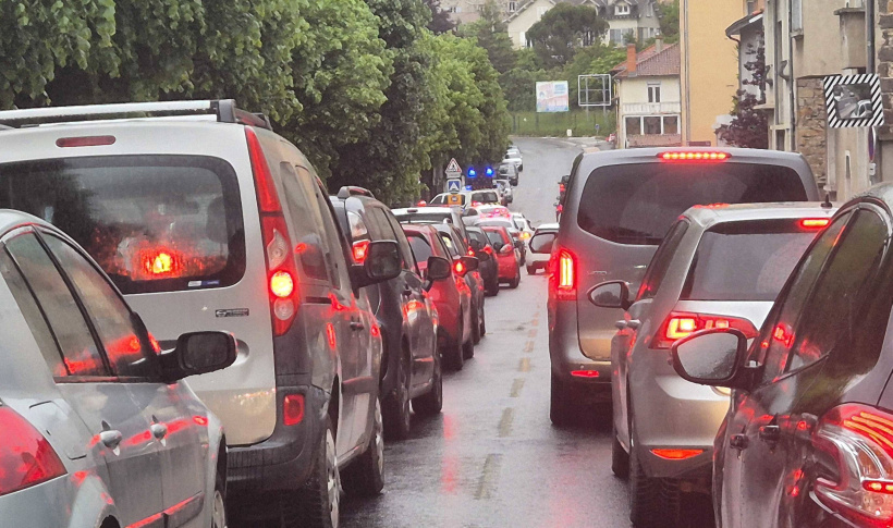 Les forces de l'ordre ont procédé à des modifications temporaires de la circulation.