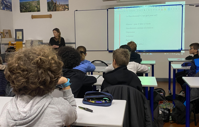 Florence Barthélémy demande aux élèves ce qu'est, pour eux, le harcèlement scolaire. 