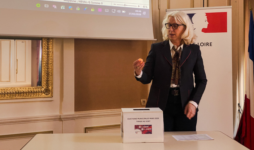 Nathalie Cencic a procédé au tirage au sort pour l'affichage des panneaux électoraux