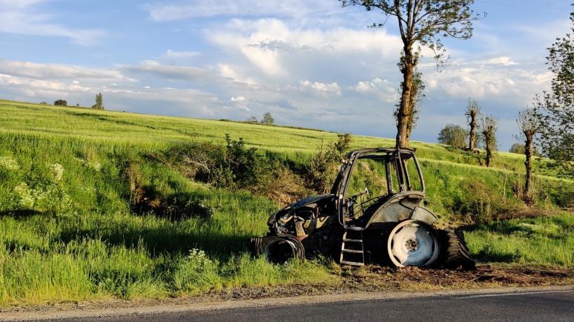 Le tracteur a pris feu au carrefour des CD 589 et CD 25 à St-Privat d’Allier.