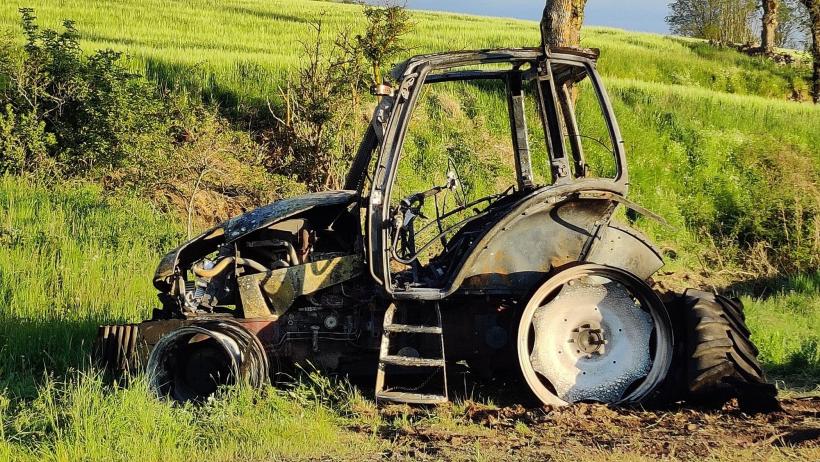 Le tracteur a pris feu au carrefour des CD 589 et CD 25 à St-Privat d’Allier.