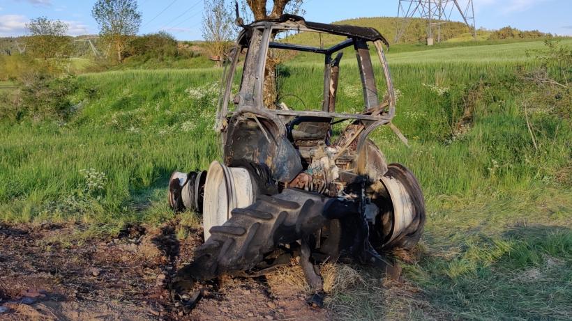 Le tracteur a pris feu au carrefour des CD 589 et CD 25 à St-Privat d’Allier.