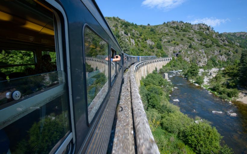 Des trains et des hommes en Haute-Loire. Ici, dans les confins secrets de Langeac. 