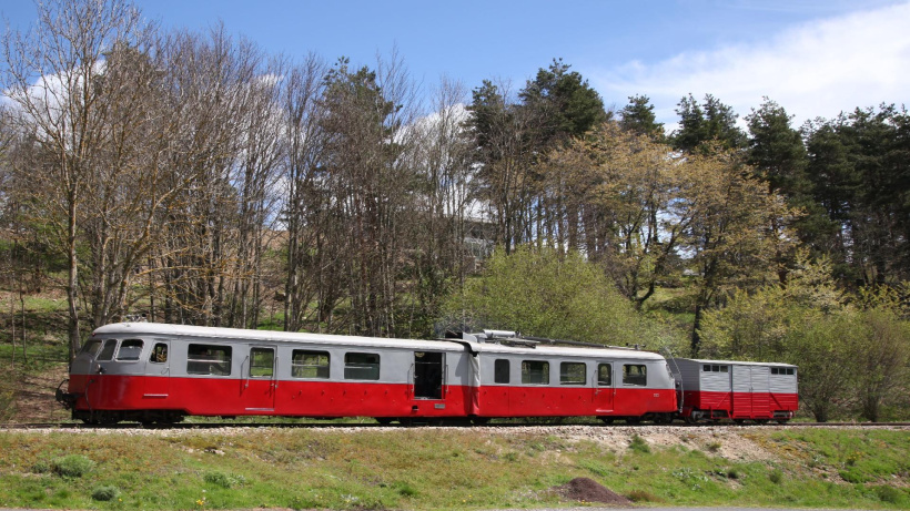 Le Velay Express colore le paysage de Haute-Loire à chacun de ses passages. 