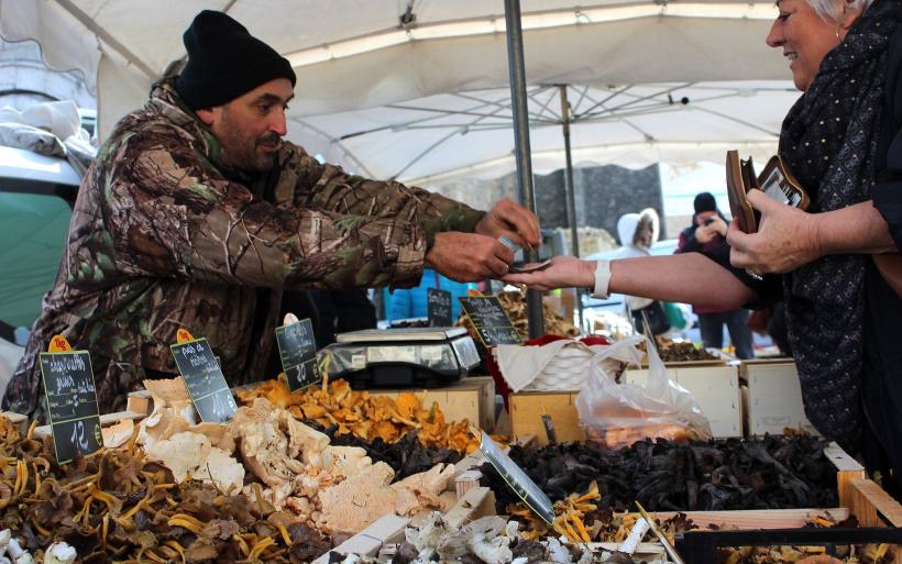 Un vendeur de champignons et un client