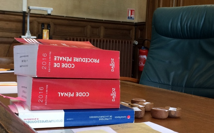 code penal, salle d'audience, tribunal, loi