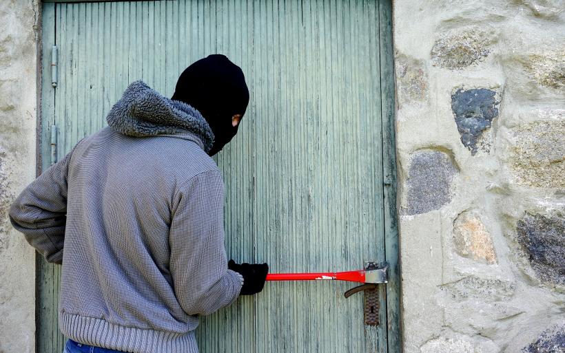 Un voleur tente de pénétrer par effraction dans une propriété. 