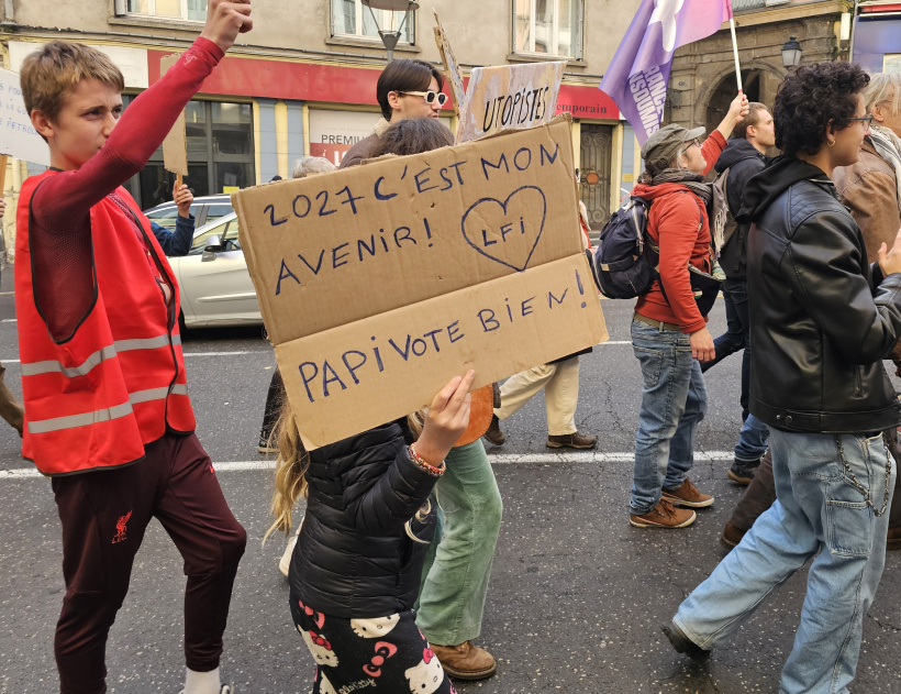 Une petite fille manifeste Boulevard Fayolle.