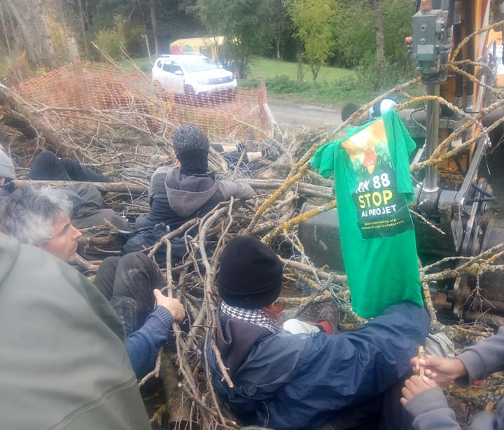 La lutte des sucs toujours debout contre les chenilles métalliques de la Région. 