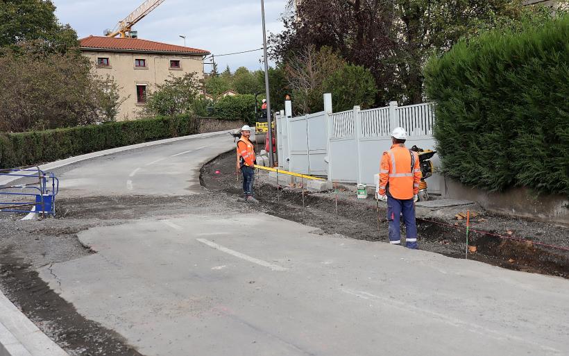 Des ouvriers du BTP en train de vérifier les nouvelles cotes de l'avenue du Val-Vert.
