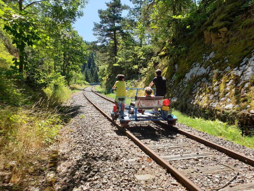 Le Vélorail du Velay est accessible depuis la gare de Dunières.