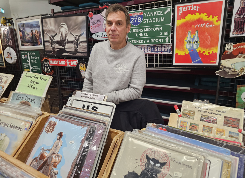 Christophe arpente la France pour vendre ses vinyles et sa déco.