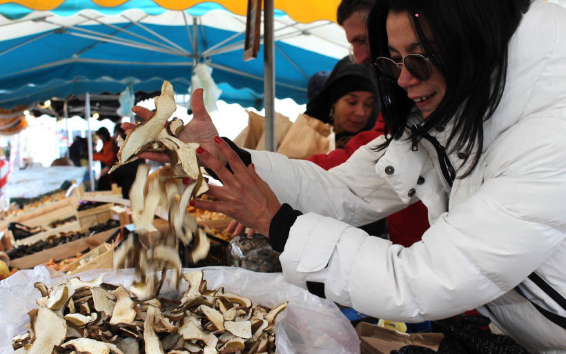 Une vendeuse de champignon à Saint-Bonnet-le-Froid