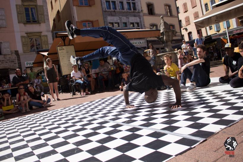 Des danseurs lors d'une battle break dance sur la place du Plot au Puy