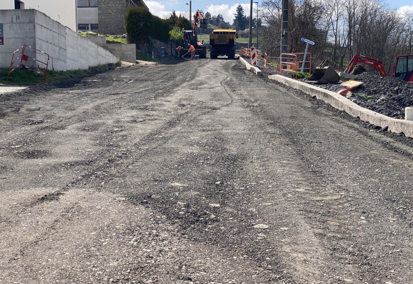 Les engins de chantier évoluant sur les hauteurs d'Espaly. 