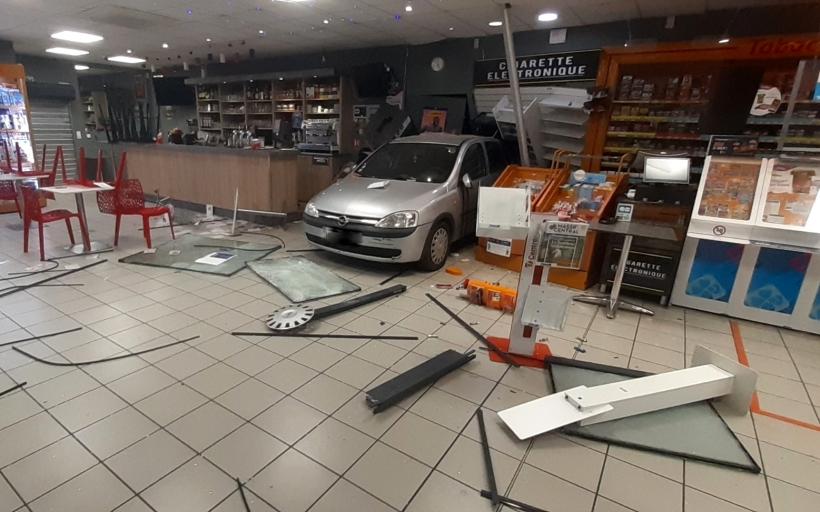 une voiture bélier à l'intérieur d'un bar tabac à Vals-près-le-Puy.